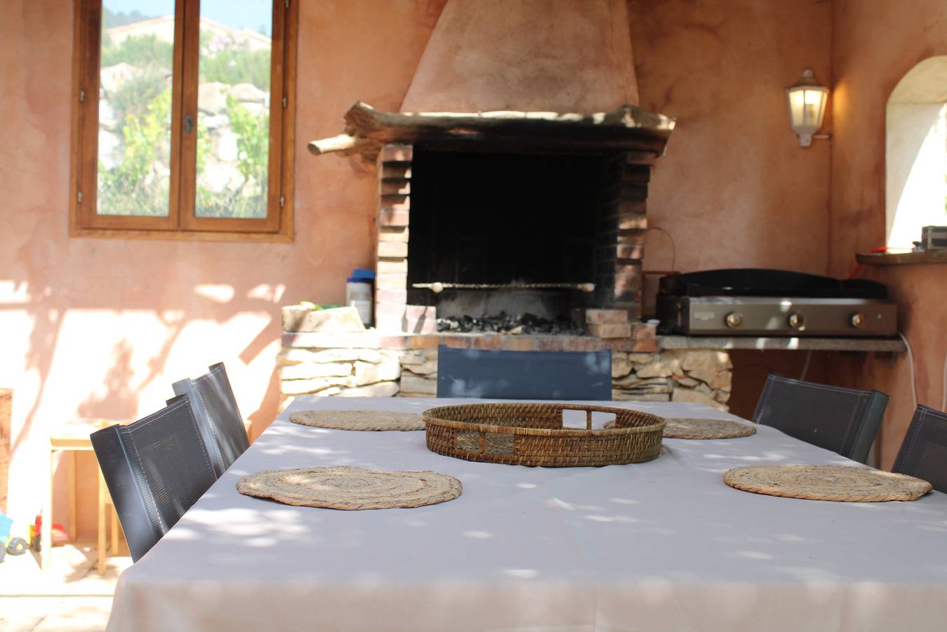 Gite familial Les 3 cyprès avec piscine in Séguret, Vaucluse