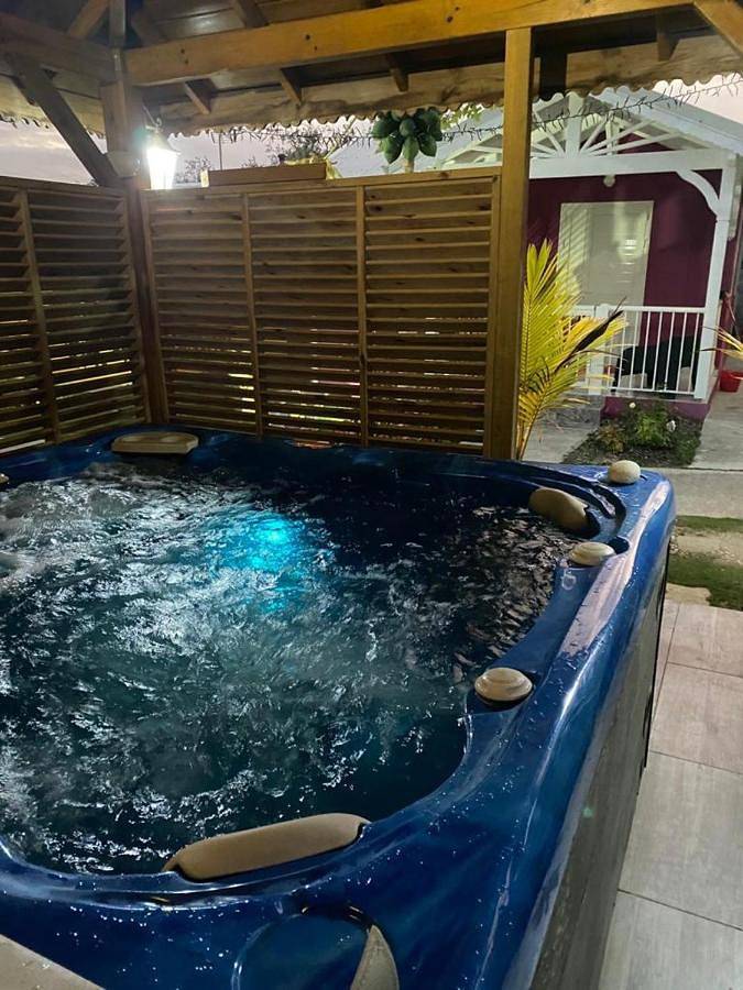 Maison de vacances pour 4 personnes, avec terrasse ainsi que jardin et jacuzzi