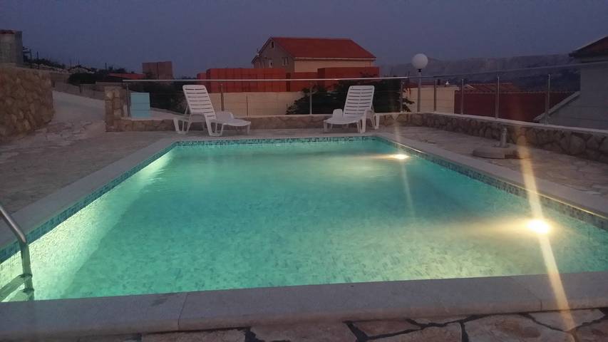 Ferienwohnung für 4 Personen, mit Balkon/Terrasse und Pool in Novalja