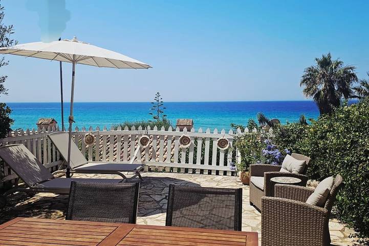 Διαμερίσματα διακοπών για 5 άτομα, με πισίνα και κήπο στη Γλυφάδα (Κέρκυρα)