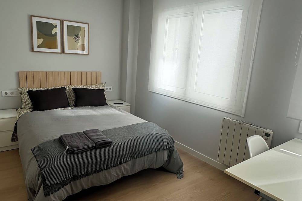 Entire apartment, Beautiful 2 Bedroom Apartment on Avenida Finisterre in La Coruña, Galician Coast