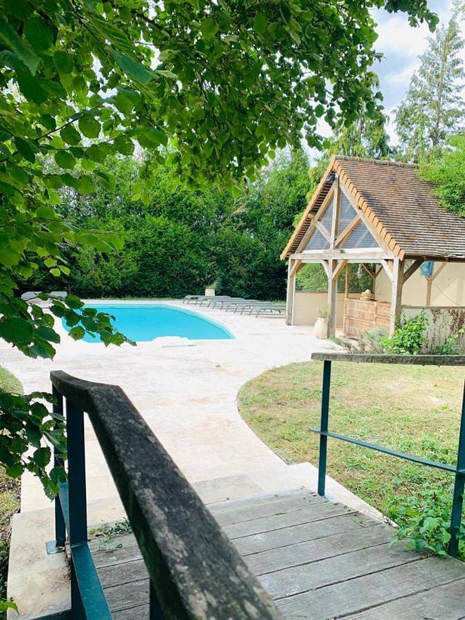 Location de vacances pour 14 personnes, avec vue ainsi que jardin et piscine dans Ouerre
