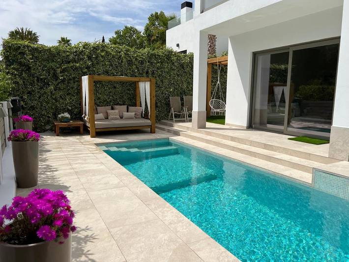 Location de vacances pour 7 personnes, avec jardin et vue ainsi que piscine et bassin pour enfant à Cala Llonga - 3