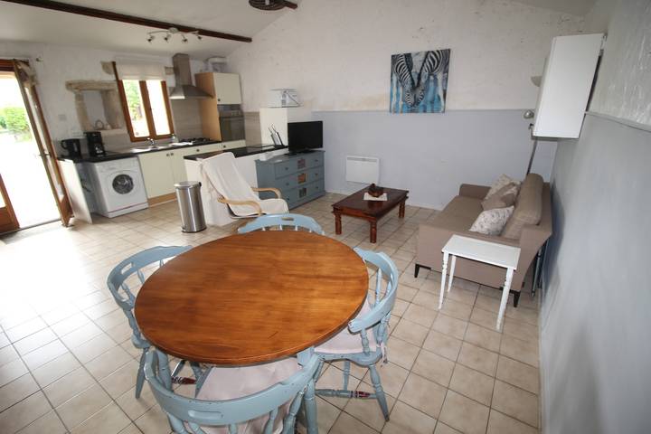 Holiday Home 'La Chouette' with Shared Pool, Shared Garden and Wi-Fi in Puyravault (Vendée), Fontenay-le-Comte