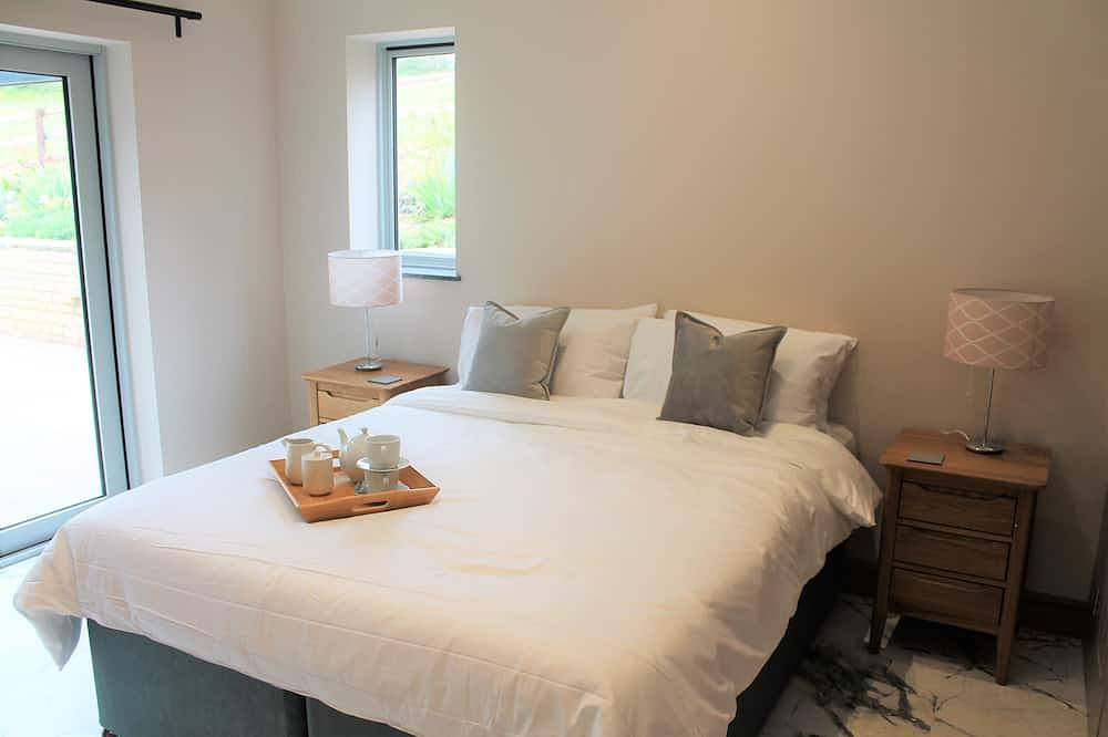 Newly converted pigsty with amazing views. One small dog welcome. in Stroud, Gloucestershire