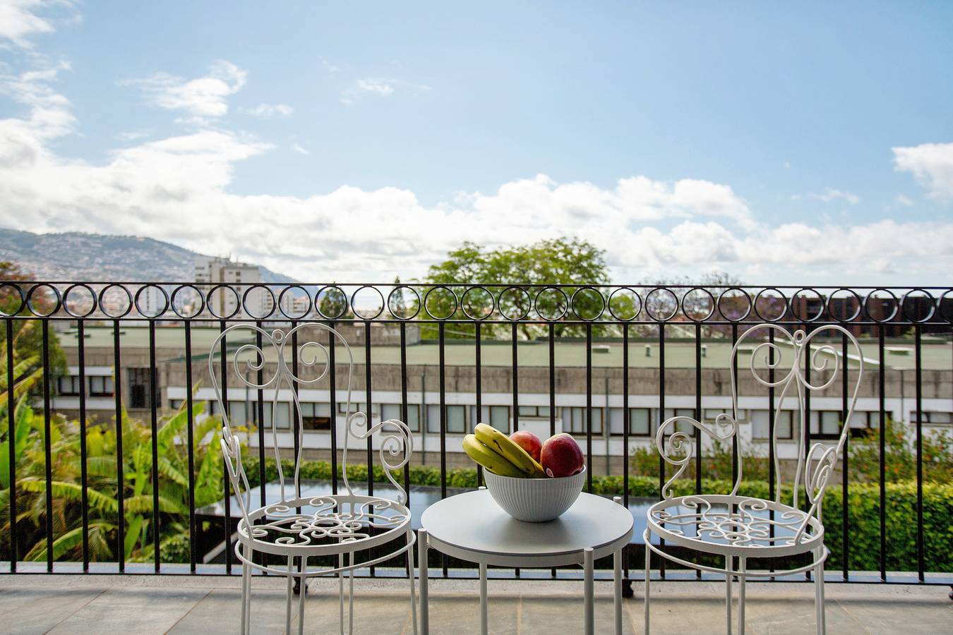 Entire studio, Studio Apartment '4' with Sea View, Shared Pool and Wi-Fi in São Martinho, Madeira