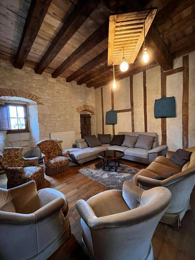 Location de vacances pour 23 personnes, avec Terrasse et Jardin ainsi que Piscine et Vue à Lalandusse