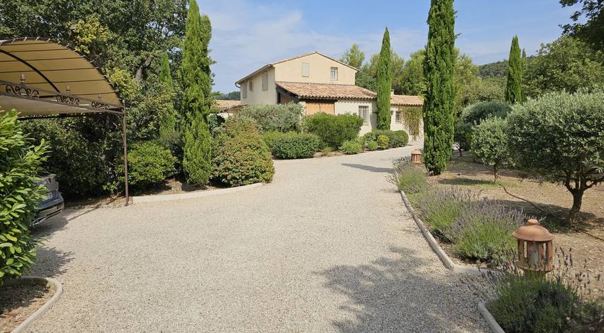 Gîte pour 8 personnes, avec jardin ainsi que piscine et terrasse à Cucuron - 2