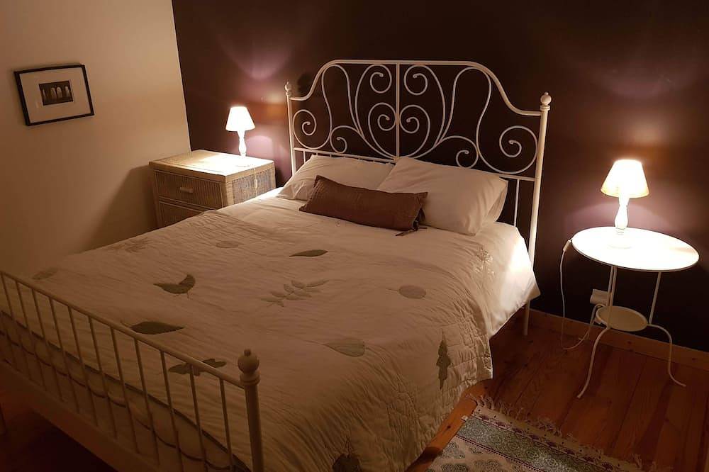 House, Central Village location, near cafe/boulangerie, 300m from coast. in Saint-Armel, Côte des Mégalithes