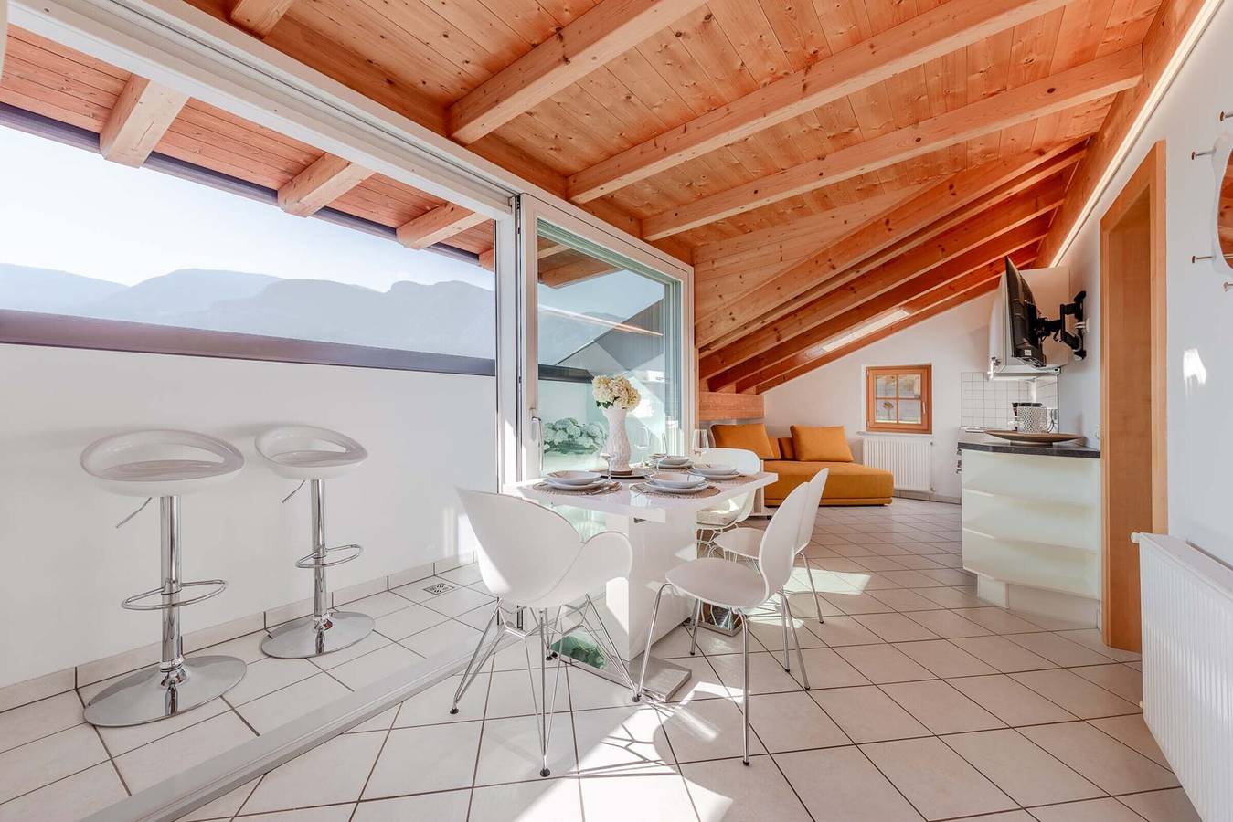 Entire apartment, Apartment Zwerger 'Mansarde' with pool and large sunbathing lawn in Tramin an der Weinstraße, Nonsberg Group