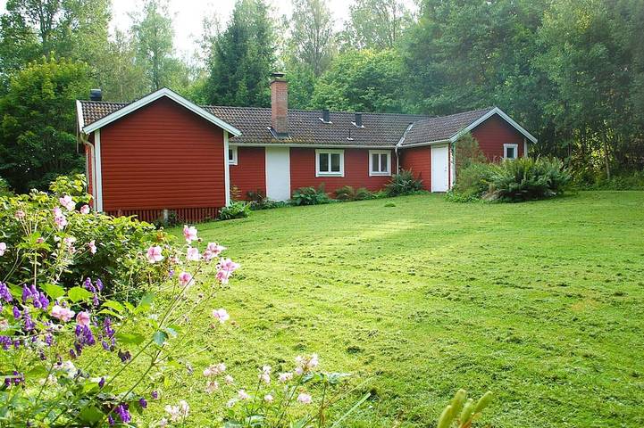 Ferienhaus für 7 Personen, mit Terrasse und Garten sowie Sauna in Ödeshög