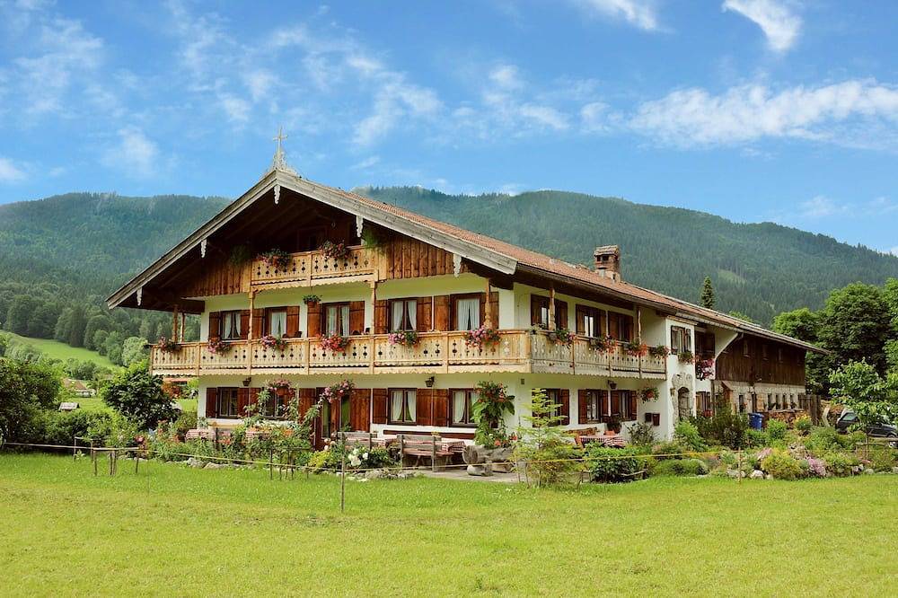 Apartamento entero, Vacation apartment attic - Guesthouse Schober - Jodlhof, Kreuth-Scharling in Kreuth, Alpes Bávaros