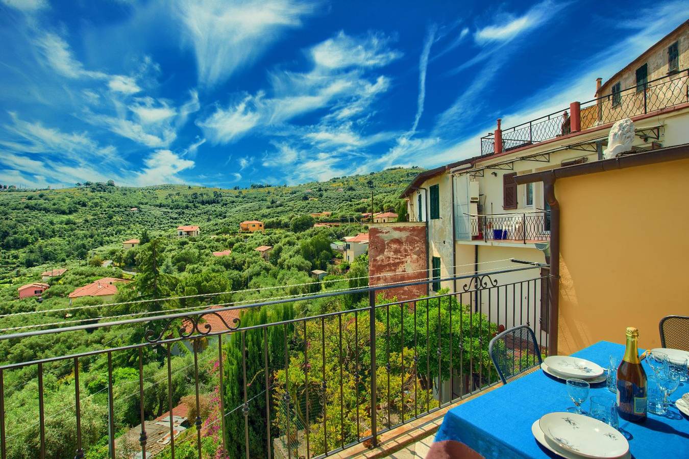 Geheel appartement, Vakantieappartement voor 3 personen met balkon/terras in Torrazza, Imperia