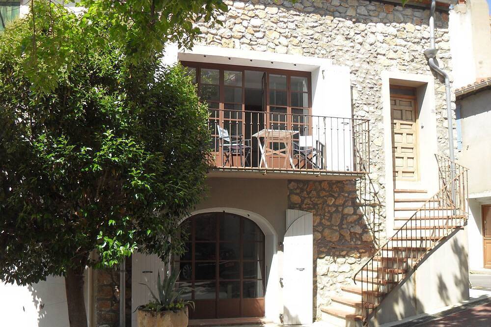 Steinhaus mit Dachterrasse in der Nähe von Bergen und Stränden. in Tautavel, Mittelmeerküste (Frankreich)