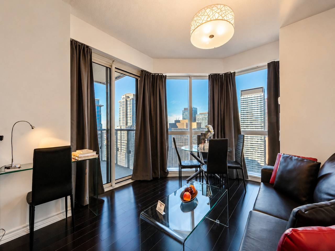 Ganze Ferienwohnung, Familiengröße: 2 Schlafzimmer, 2 Badezimmer, Schlafmöglichkeiten für 6 Personen in der Nähe von Krankheiten, Kinder, Parkplatz verfügbar, 3 Fernseher, Wlan in Toronto, Ontariosee (Kanada)