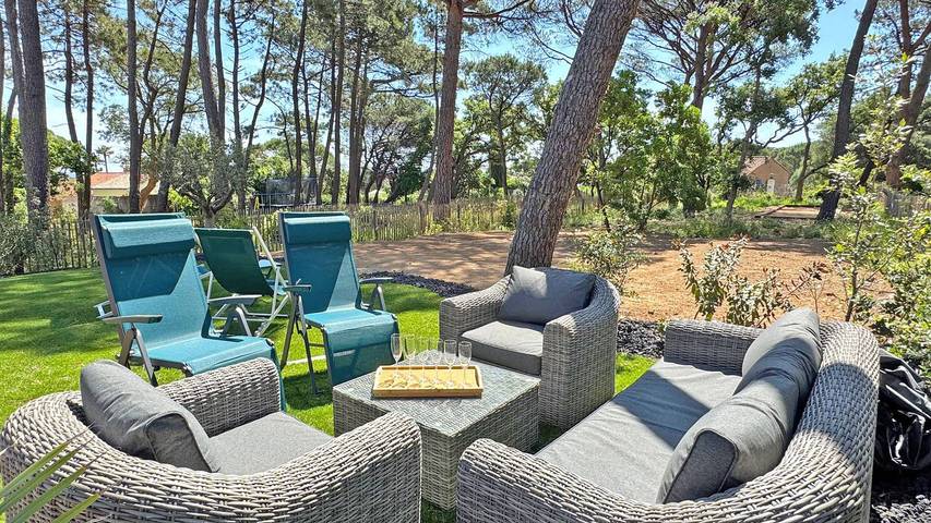 Gîte pour 10 personnes, avec piscine ainsi que jardin et terrasse, adapté aux familles dans Plage de la Nartelle - 4
