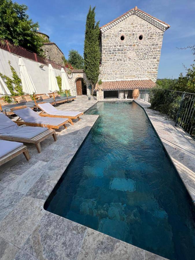 Chambre d’hôte pour 2 personnes, avec jacuzzi ainsi que piscine et jardin