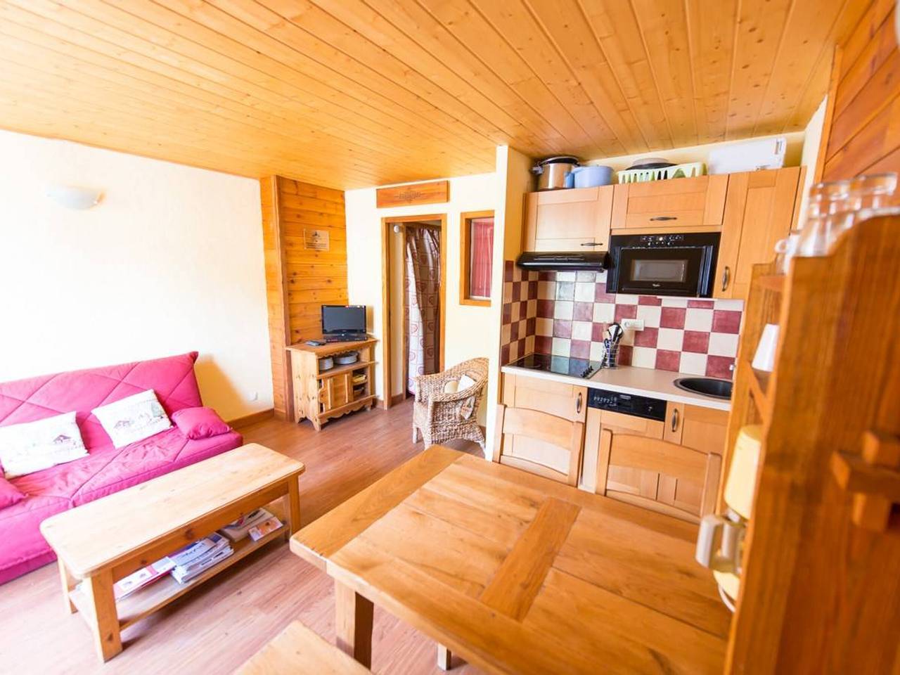 Appartement entier, Studio sud avec balcon, 4 couchages, Serre Chevalier, au pied des pistes in La Salle-les-Alpes, Serre Chevalier