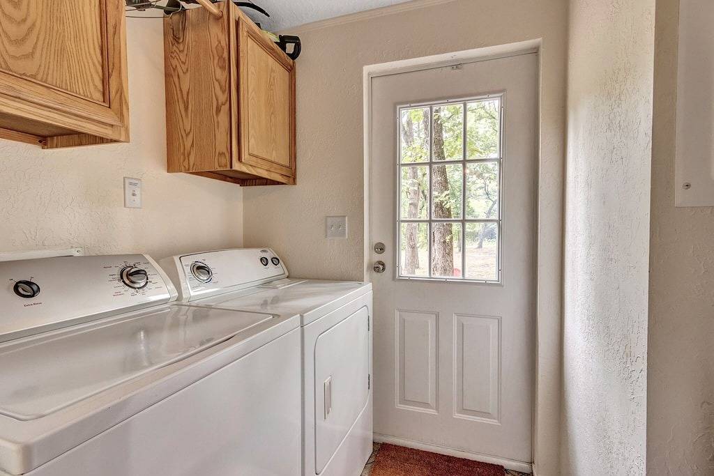 Log Cabin for 11 Guests in Lake Texoma, Oklahoma