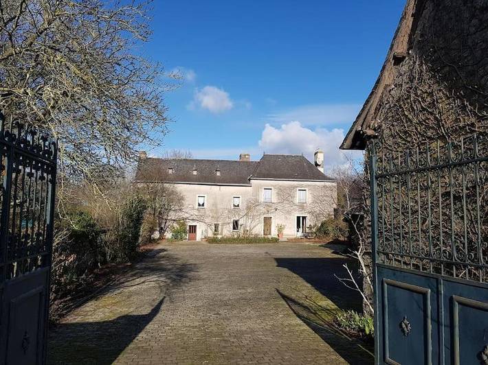 Location de vacances pour 12 personnes, avec Terrasse ainsi que Jardin et Piscine à Mouais