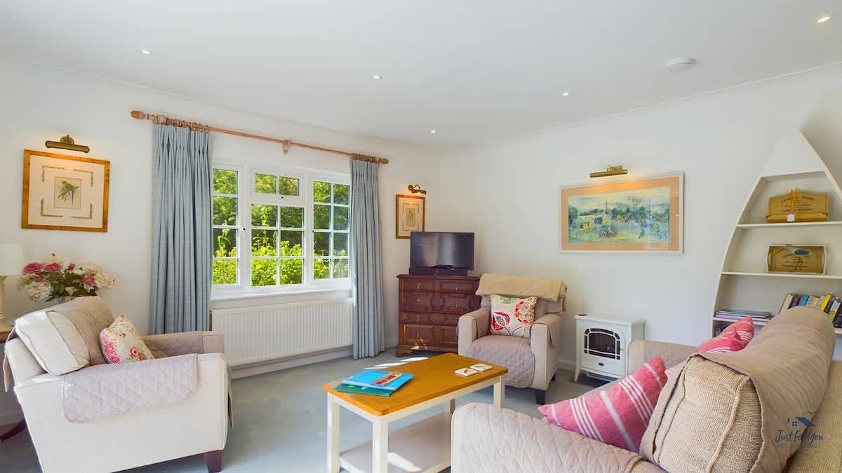 White Roses a dog friendly retreat for two in Bembridge, Isle of Wight