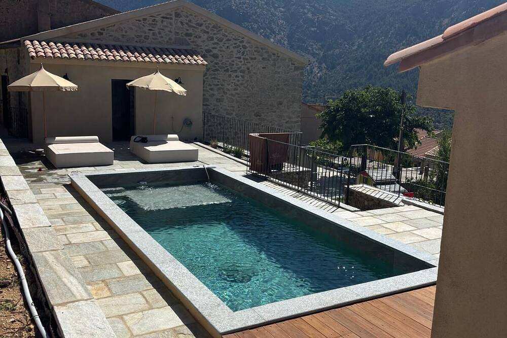 Stone house with swimming pool in the heart of the Corsican mountains. Near Corte in Calacuccia, Regionaler Naturpark Korsika