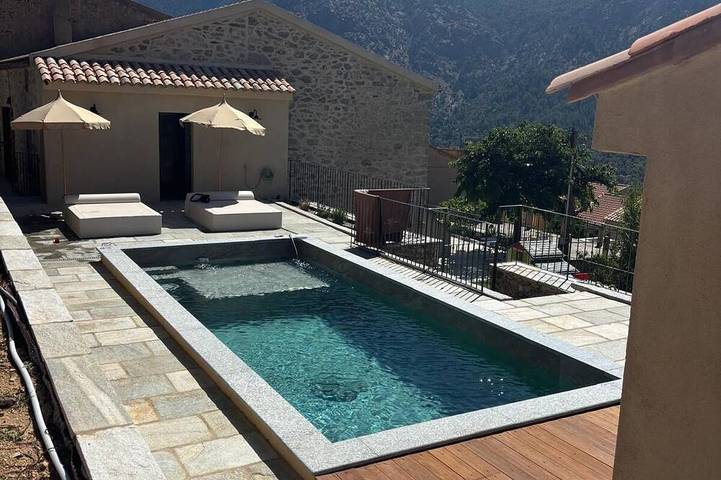 Location de vacances pour 8 personnes, avec balcon et jardin à Calacuccia