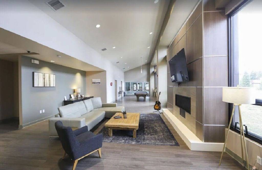 Ganze Wohnung, Chic downtown Wp condo; 5 mins to slopes 🎿; walk to drinks🍹& dining, hot tub in Maryvale, Fraser