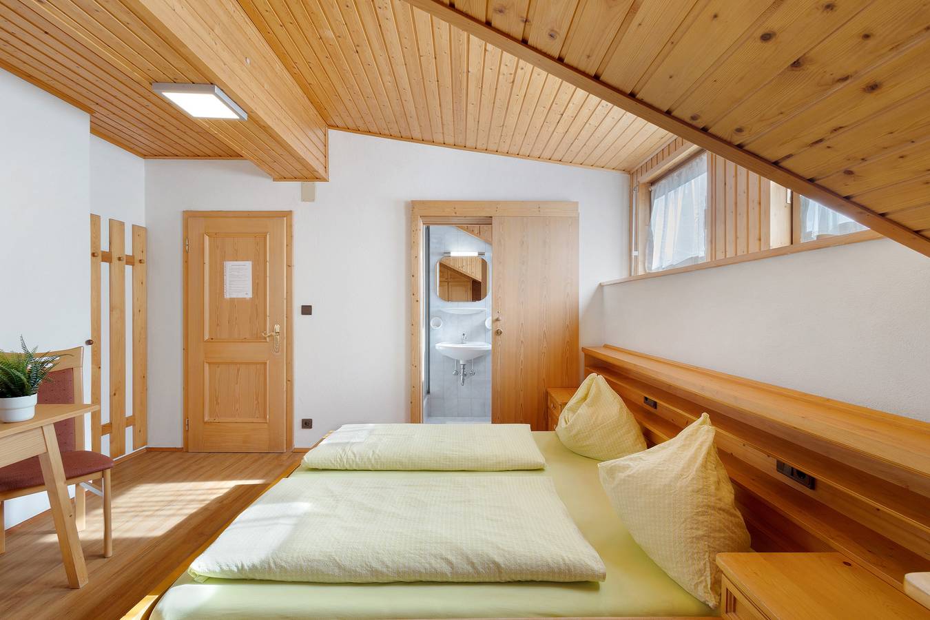 Zimmer 'Pension Waldheim 9' mit Bergblick, Gemeinschaftsgarten und Wi-Fi in Ahrntal, Zillertaler Alpen