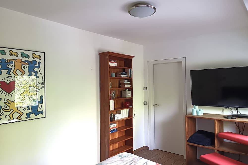 Woonboot in het centrum van Hamburg in plaats van een vrijstaand huis met tuin direct aan het water in Hamburg-Nord, Hamburg