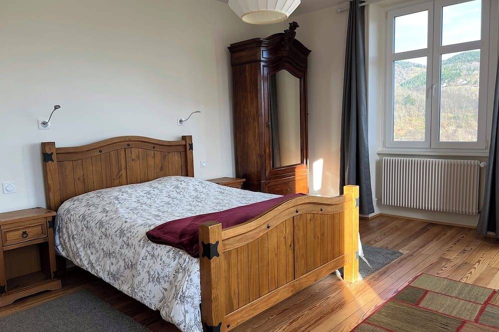 Appartement entier, Gîte dans Maison de Maître, grande terrasse avec vue, 3 chambres, 6 personnes in Munster, Parc naturel régional des Ballons des Vosges