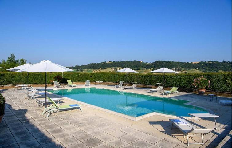 Casa vacanza per 20 persone, con terrazza e piscina, con animali domestici a Tolentino