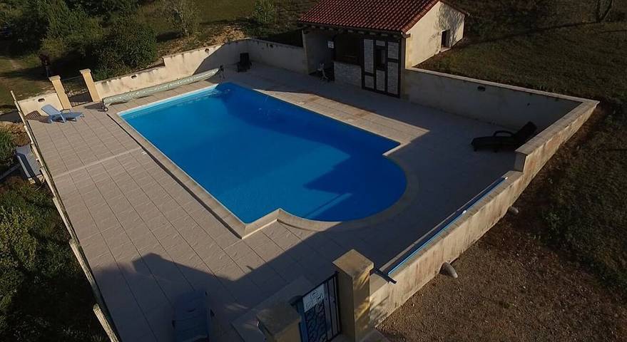 Gîte pour 8 personnes, avec piscine ainsi que terrasse et jardin à Saint-Cybranet - 3