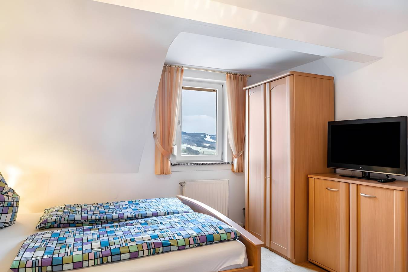 Ganzes Studio, Einzimmerapartment 'Haus Edith Zimmer' mit Bergblick, Gemeinschaftsgarten und Wi-Fi in Gersfeld, Rhön-Hessen