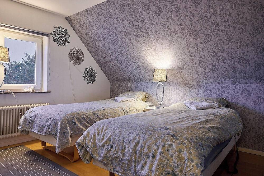 Spacious six-bedroom home. Söderrasens National Park is only 23 miles away. in Helsingborg, Skane