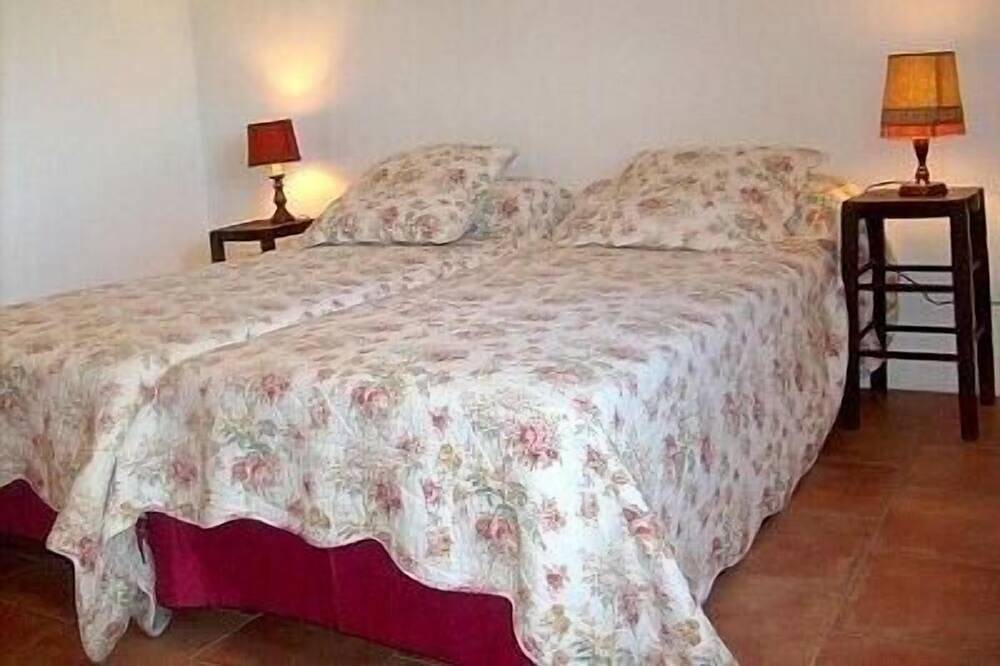 Mas 18ème en campagne, piscine ,wifi au calme in Sarrians, Vaucluse