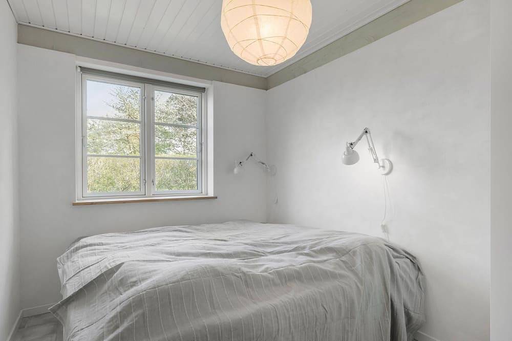 Awesome home in Melby with kitchen in Kattegat Coast