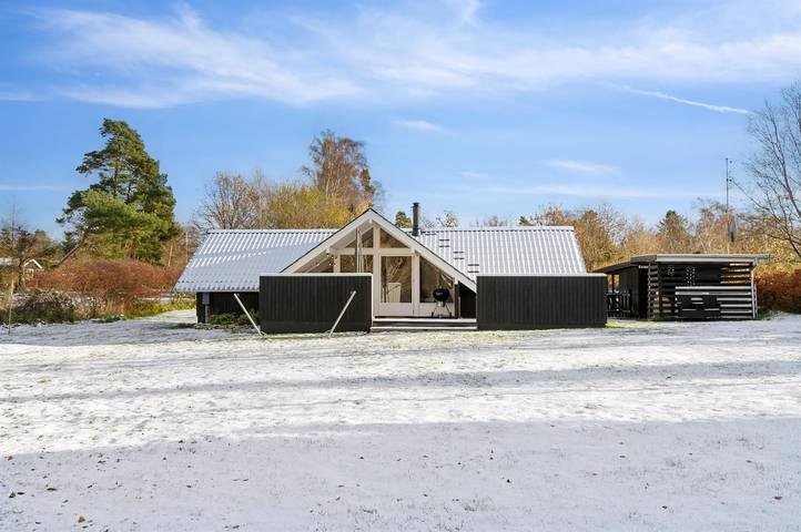 Ferieudlejning for 6 personer, med Terrasse og Have i Rågeleje