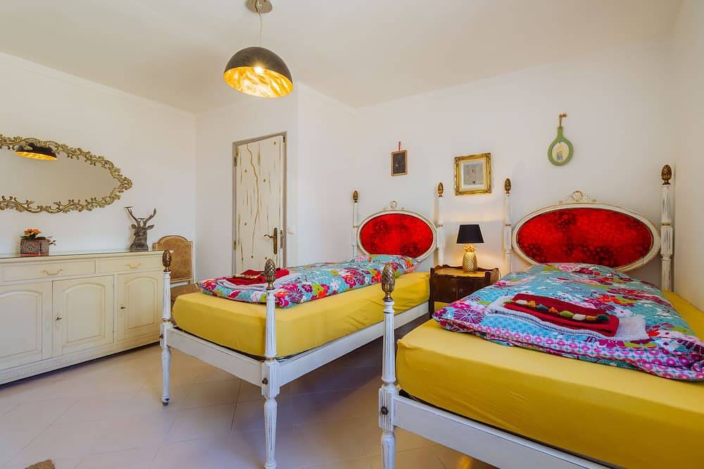 Apartamento entero, Casa colorida, a unique, colorful home for 4 people in Vila do Bispo in Vila do Bispo e Raposeira, Parque Natural del Suroeste Alentejano y Costa Vicentina