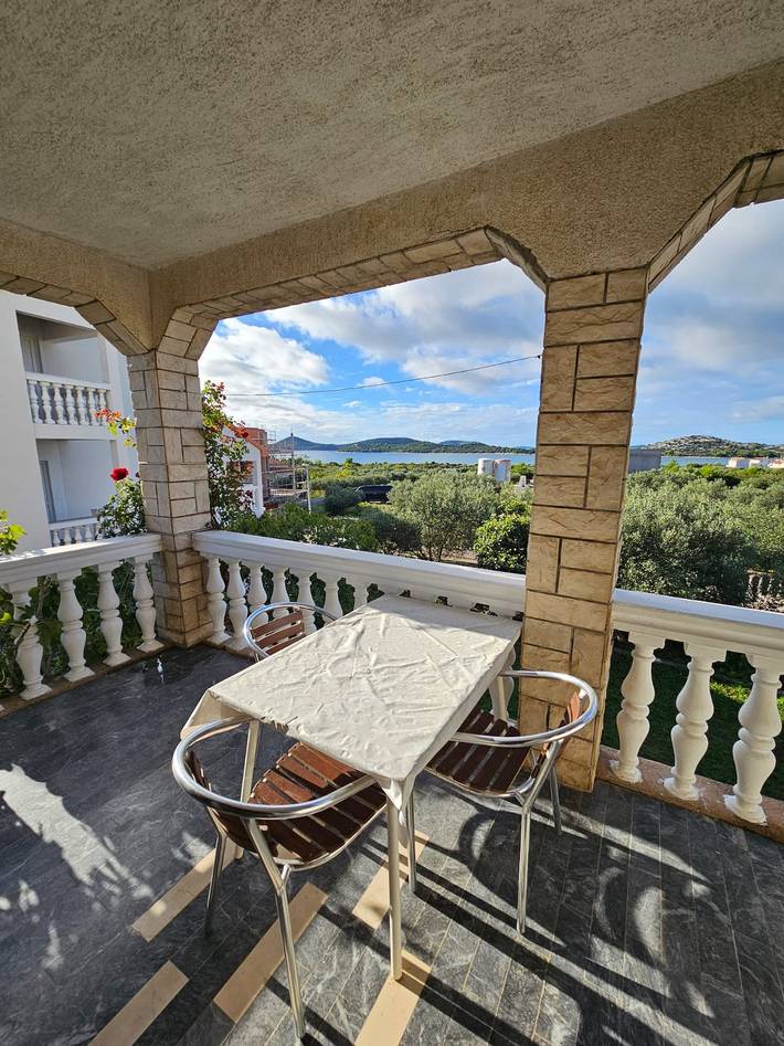 Studio für 2 Personen, mit Balkon und Garten in Tribunj