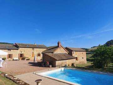 Gîte pour 17 personnes, avec vue ainsi que jardin et piscine à Lournand