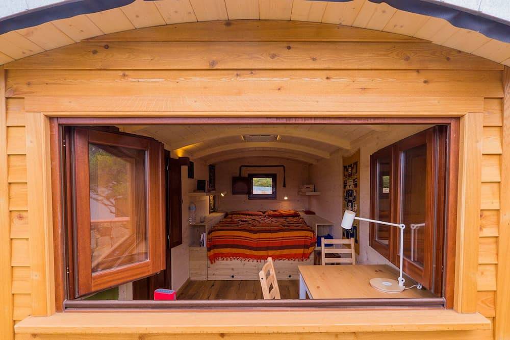 Holidays Zirkuswagen surrounded by sea and maquis. 300 m from the water. in Cala Cipolla, Teulada