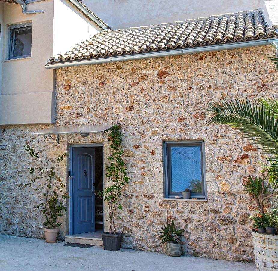 Luxurious bungalow in Ipsos beach in Corfú