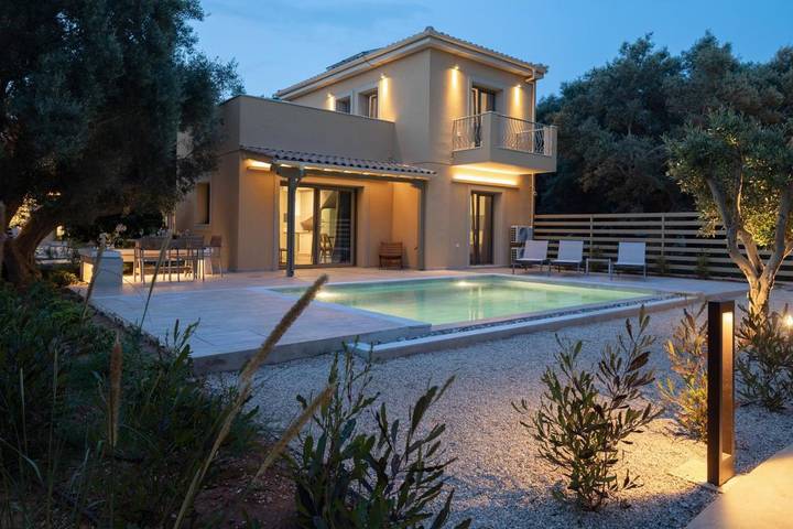 Ferienhaus für 4 Personen, mit Balkon und Terrasse sowie Garten und Pool in Tsoukalades
