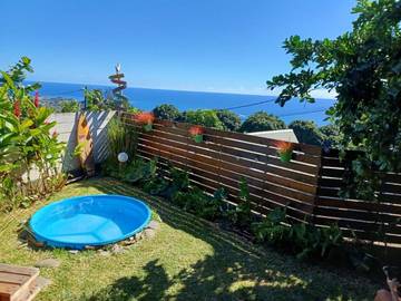 Gîte pour 2 personnes, avec piscine et jardin ainsi que vue et terrasse dans Mahina
