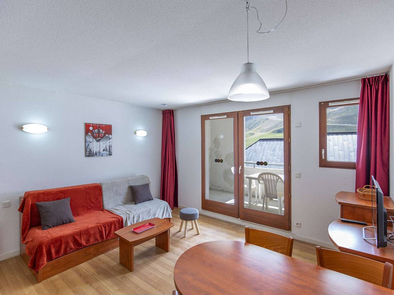 Entire studio, Cozy Studio with Terrace, Parking, Pool & Gym, Near Slopes, Sleeps 4 in La Mongie, Bagnères-de-Bigorre