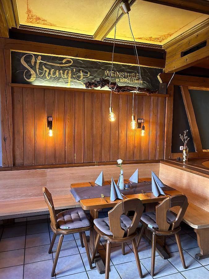 Streng's Weinstube - Doppelzimmer mit Doppelbett in Sommerach, Fränkisches Weinland
