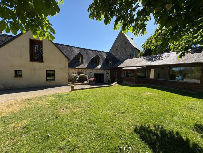 Location de vacances pour 15 personnes, avec Terrasse ainsi que Jardin et Piscine dans Maisoncelles-du-Maine