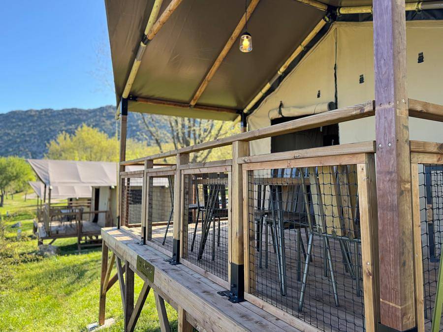 Camping de l'Aigle - Safarizelt 4 personen - Eco Lodge mit Seeblick - 34m² - 2 Zimmer (ohne Sanitäranlagen) in Aiguines, Brignoles Region