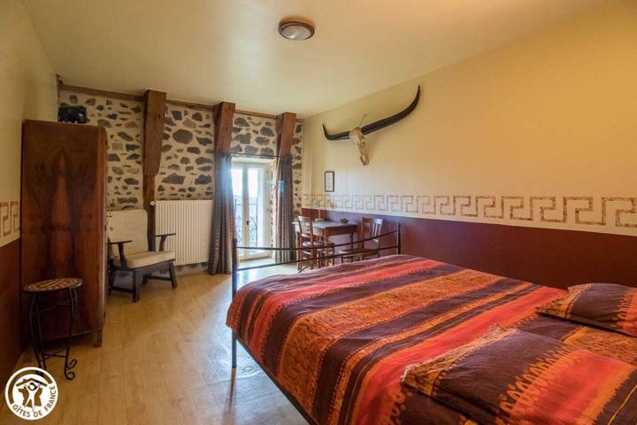 Chambre d’hôtes « Chambre Terra » avec vue sur la montagne in Bagnols, Parc naturel régional des Volcans d'Auvergne
